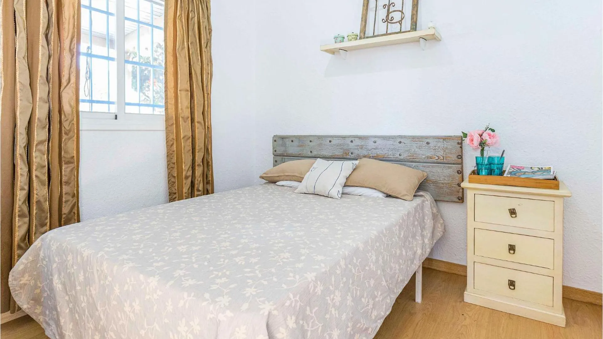 4 Bedroom Cozy Home In Arahal El Arahal