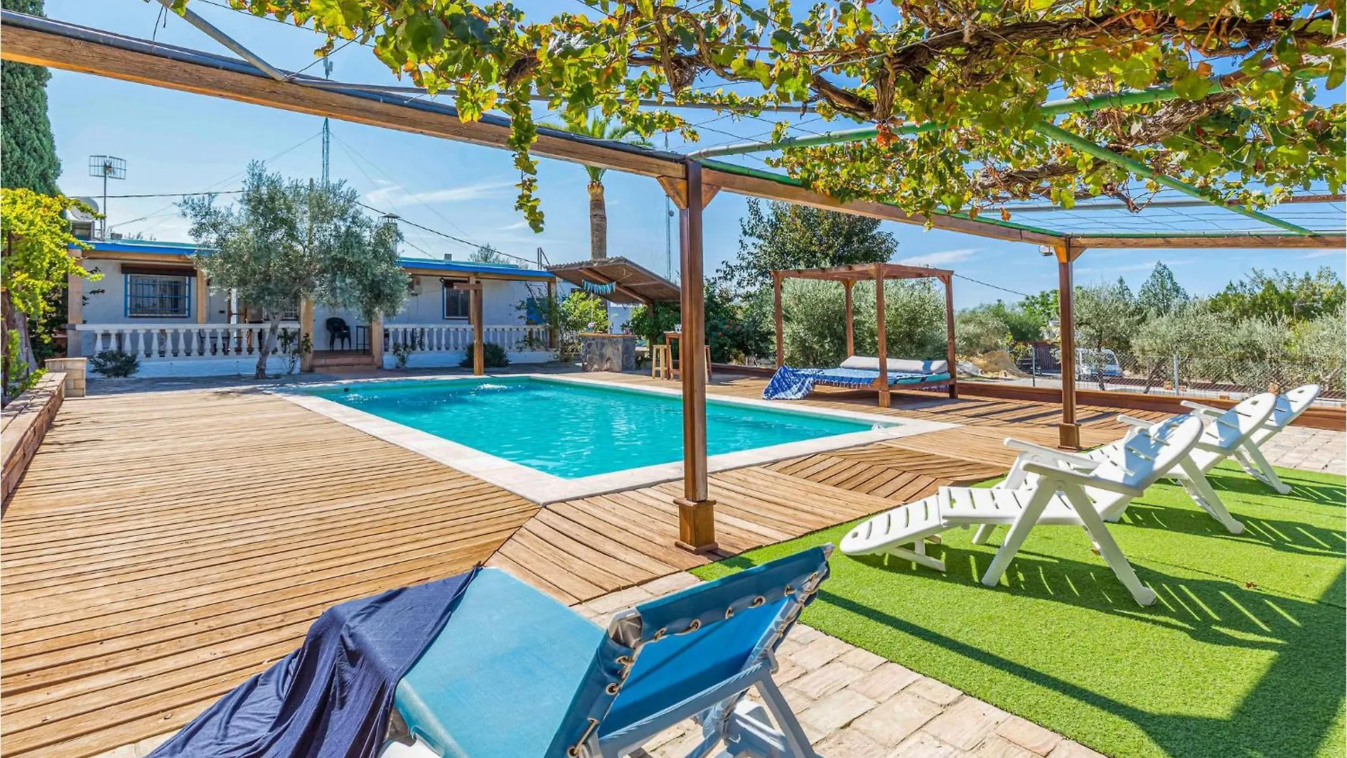 4 Bedroom Cozy Home In Arahal contacts
